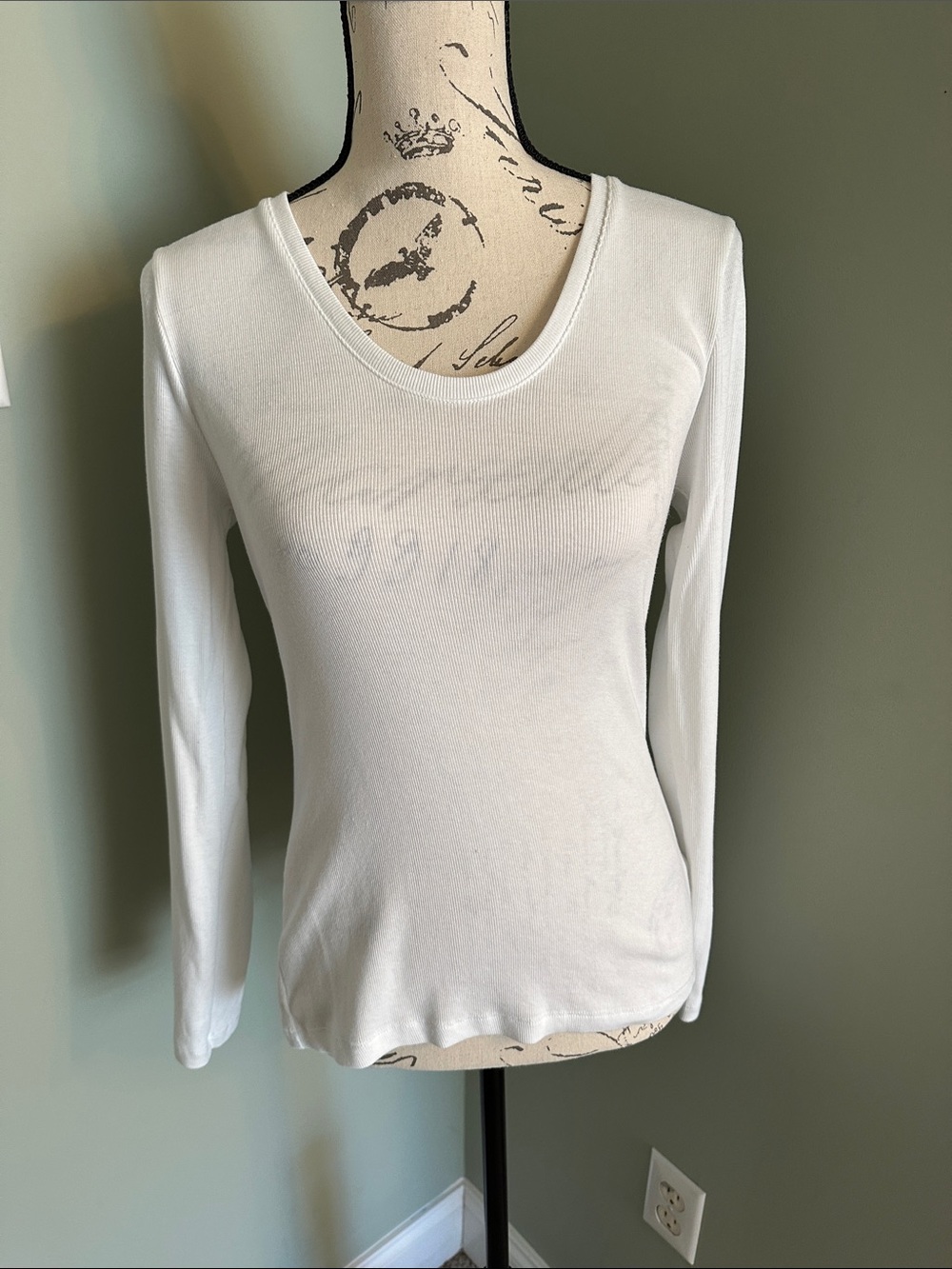 Women's Classic White Long-Sleeve Scoop Neck Top
